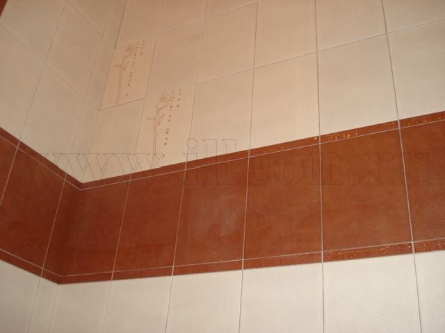 Облицовка стен санузла, ванной керамическими плитками с декором и устройством бордюра