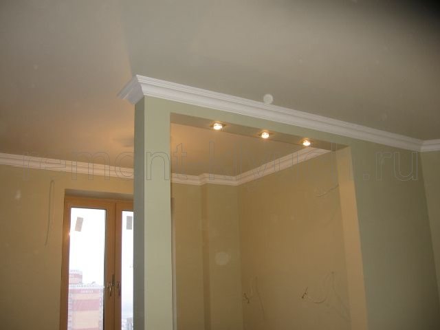 Высококачественная окраска подвесного потолка и стен комнаты в/э краской с колором, монтаж точечных светильников в перегородке-нише из ГКЛ