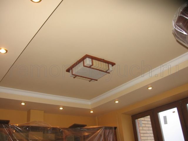 Готовый общий вид подвесного потолка из ГКЛ на кухне со светильниками