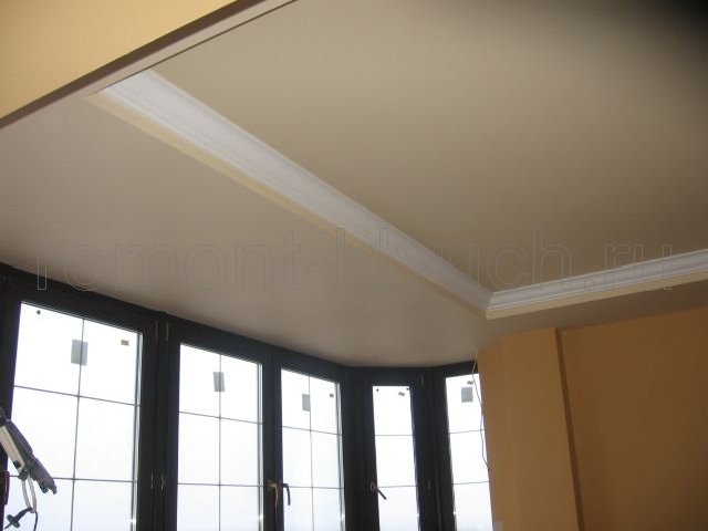 Общий вид подвесного потолка из ГКЛ с потолочным плинтусом в комнате