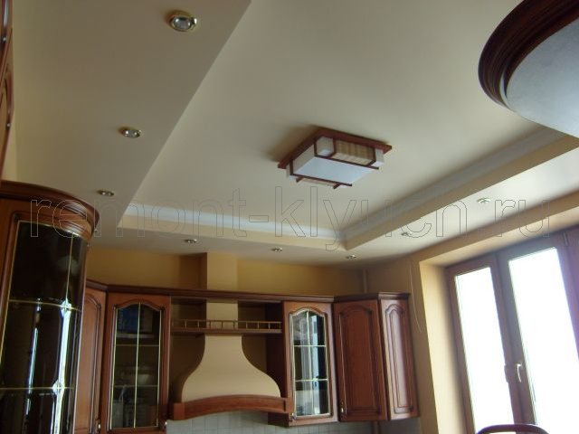 Окончательный вариант после ремонта подвесного потолка из ГКЛ с встроенными светильниками и люстрой на кухне