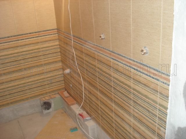 Облицовка стен санузла керамической плиткой с затиркой швов и подбором рисунка, высверливание отверстий в керамической плитке