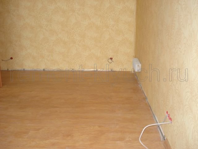 Оклеивние стен комнаты обоями с подбором рисунка, устройство полов комнаты из ламинированного паркета стандартного размера на замках, установка секции радиатора отопления
