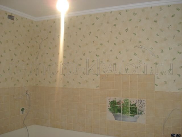 Вид устройства керамического фартука из керамических плиток с подбором рисунка декора, оклеивание стен кухни обоями с рисунком