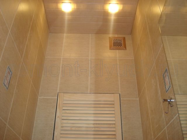 Облицовка стен санузла керамическими плитками с декором и затиркой швов, установка вентиляционной решетки и жалюзийной дверки сантехнического короба