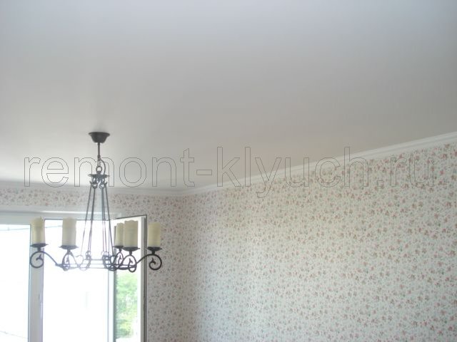 Окраска потолка комнаты и потолочного плинтуса в/э краской, оклеивание стен обоями с рисунком, навеска потолочной центральной люстры