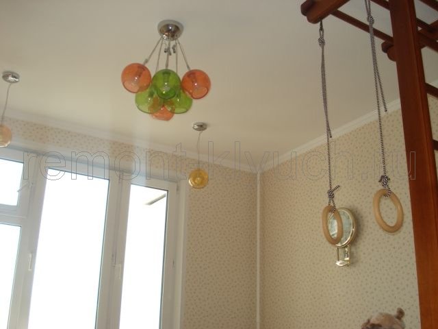 Окраска потолка и потолочного плинтуса в/э краской, оклеивание стен обоями, навеска потолочных люстр с цветными плафонами в детской комнате