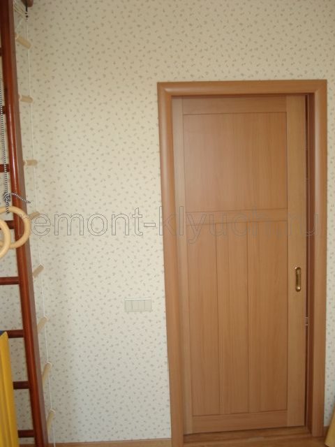 Вид раздвижной двери в детской комнате, монтаж розеток и выключателей