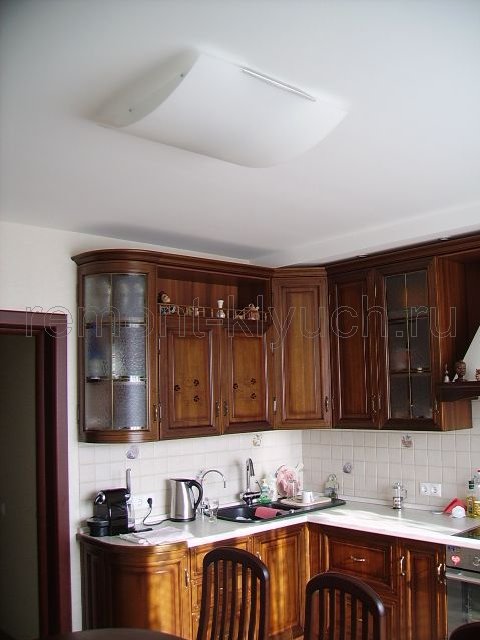 Дизайн кухни после ремонта с навешанной центральной потолочной люстрой