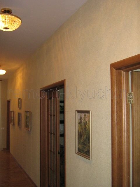 Оклеивание стен коридора виниловыми обоями, установка межкомнатных дверей с фурнитурой, навеска потолочных светильников и аксессуаров на стену