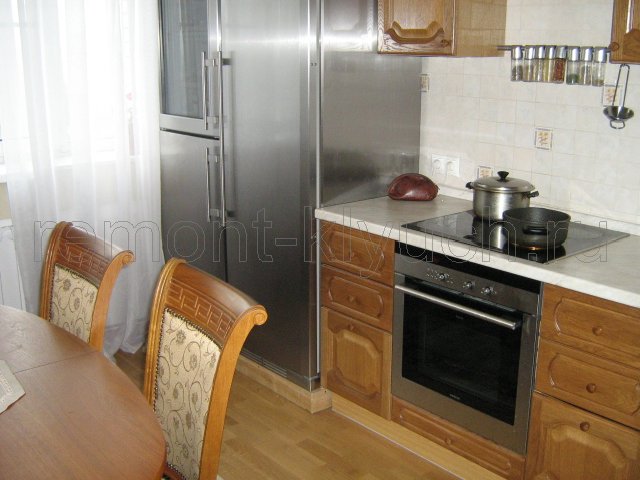 Устройство фартука из керамических плиток с декором на кухне, установка плиты, духового шкафа, холодильника