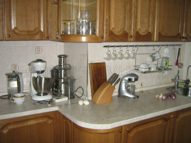 Устройство фартука из керамических плиток с декором, вид кухонных шкафчиков, установка бытовой техники и кухонных аксессуаров