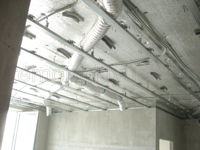 Устройство утепления и звукоизоляции потолка, основа металлокаркаса для подвесного потолка, укладка вентиляционных труб и электропроводов в подвесном потолке