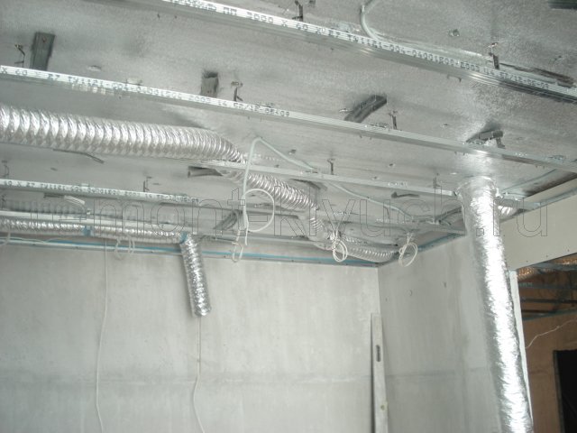 Монтаж элементов и труб для системы вентиляции в подвесном потолке