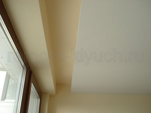 Вид на готовый окрашенный матовой краской подвесной потолок и карниз