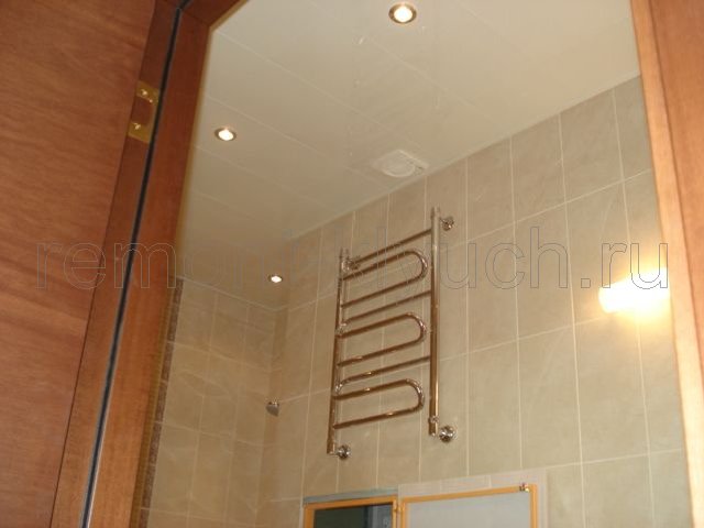 Устройство реечного потолка с точечными светильниками, установка вентилятора, полотенцесушителя в санузле, облицовка стен керамической плиткой с затиркой швов