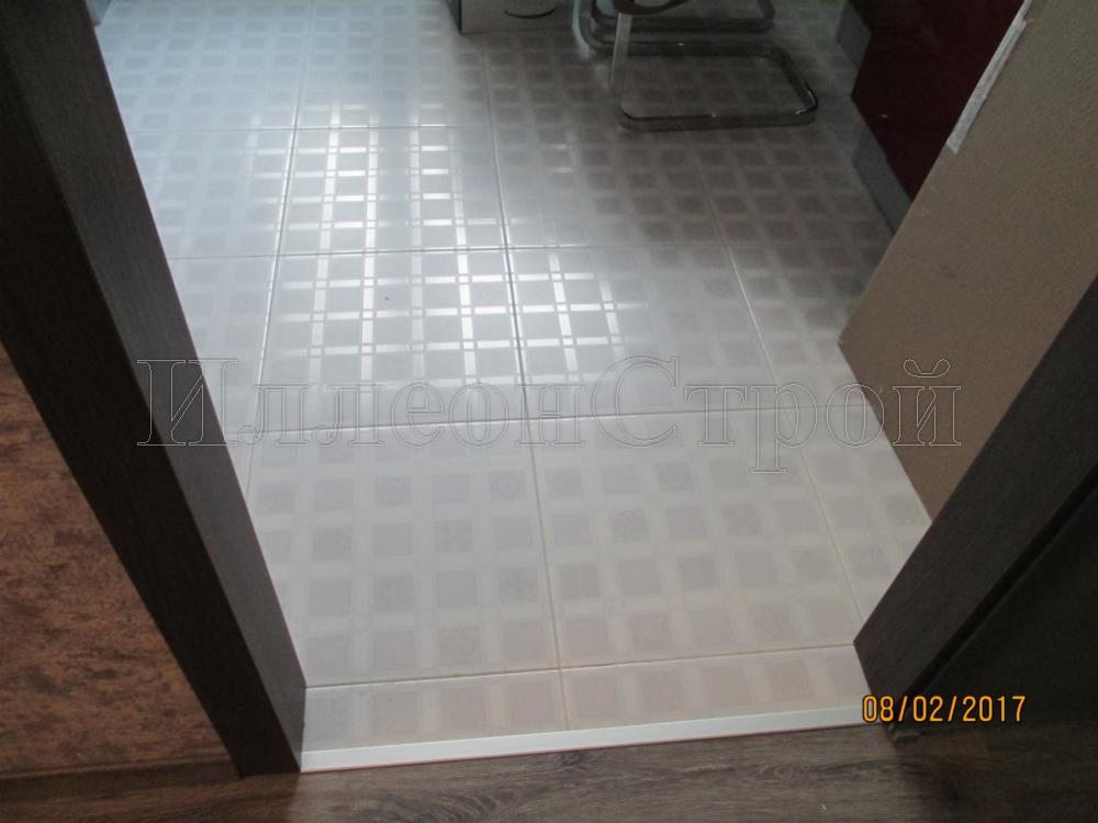 Устройство напольной керамической плитки на кухне ИллеонСтрой