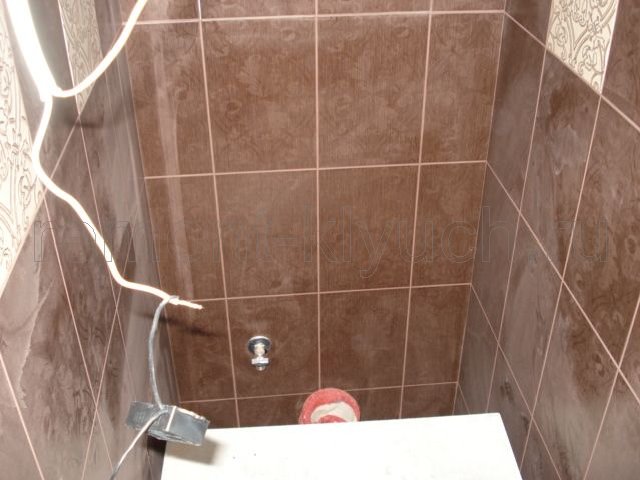 Облицовка стен туалета керамическими плитками с декором, затирка швов, высверливание отверстий в керамической плитке