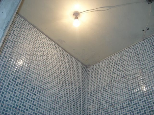 Облицовка стен ванной комнаты керамической мозаикой