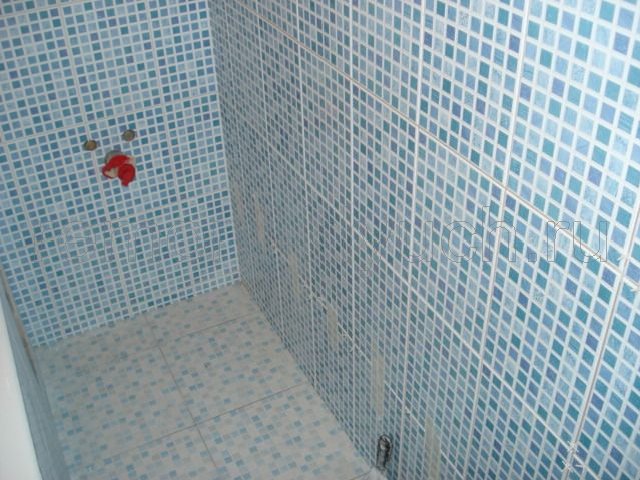 Облицовка стен ванной комнаты керамической мозаикой, устройство пола из керамической мозаики, установка труб для подключения смесителей