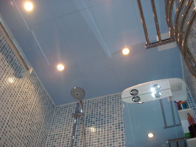 Устройство реечного потолка с встоенными точечными светильниками