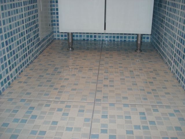 Готовый вариант устройства пола в ванной комнате из керамической мозаики с затиркой швов