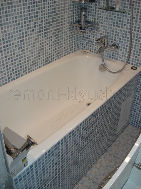 Готовый вид ванны с экраном под ванну из пеноблоков, облицованных керамической мозаикой, установка смесителя, сантех.лючка