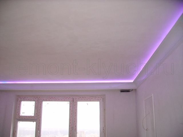 Монтаж нового пластикого окна, внутренняя подсветка потолка с объёмным потолочным плинтусом