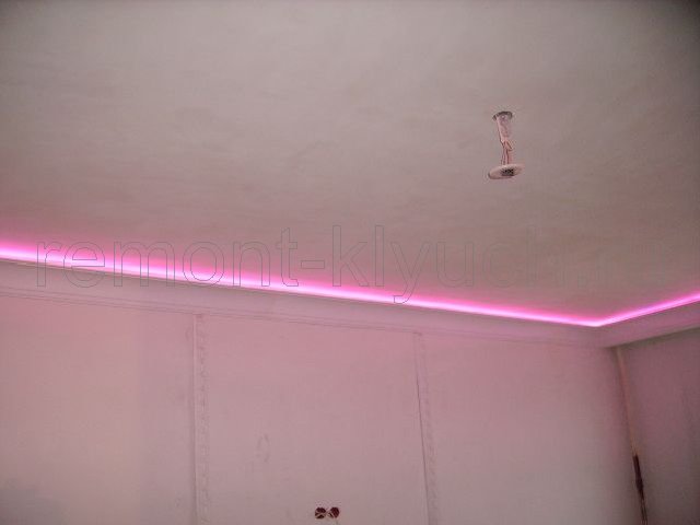Вид освещения подвесного потолка из ГКЛ с объёмным потолочным плинтусом, высверливание отверстий в подвесном потолке для протяжки электропровода