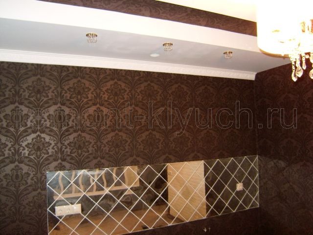Оклеивание стен виниловыми обоями с подбором рисунка, панно-фартук из зеркальных плиток с затиркой швов, выложенных по диагонали, монтаж розеток