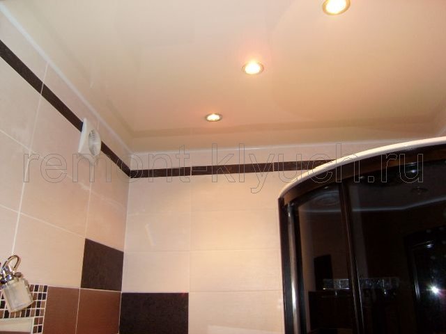 Устройство керамического бордюра по периметру ванной комнаты, вид точечных светильников в подвесном потолке, установка потолочного плинтуса, установка вентилятора
