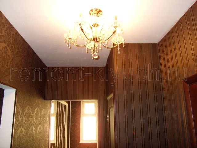 Оклеивание стен комнаты виниловыми обоями с подбором рисунка, навеска люстры