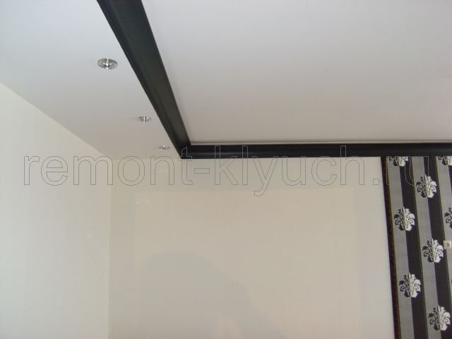 Установка точечных светильников в повесном потолке из гипсокартона в комнате, установка потолочного плинтуса, окрашенного краской в тон обоев