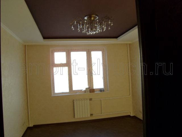 Контрастная окраска подвесного потолка из ГКЛ, а также окраска стен комнаты, навеска хрустальной люстры