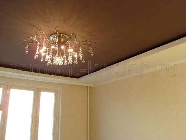 Освещение комнаты хрустальной люстрой, установленной в подвесном потолке из ГКЛ