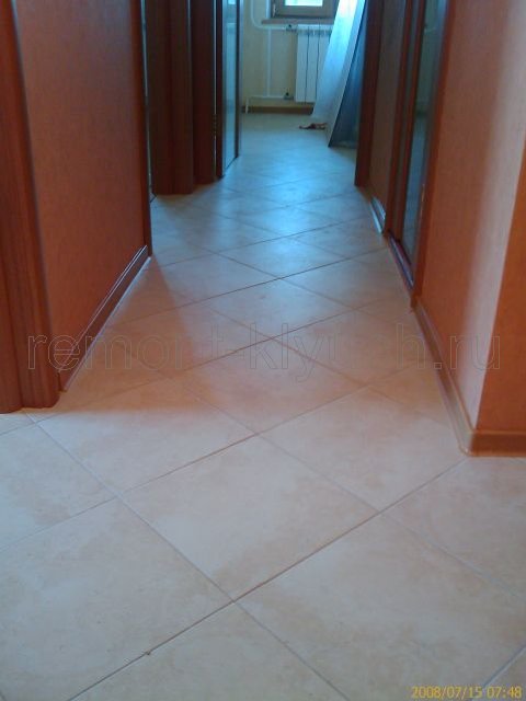Устройство полов в коридоре и кухне из керамических плиток стандартного размера, выложенных по диагонали, установка напольного пластикого плинтуса