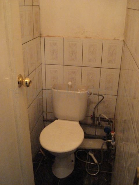 Сбивка старой керамической плитки со стен туалета, снятие старой краски, демонтаж унитаза, старых труб водоснабжения и канализации, устройства пола