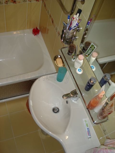 Установка ванны, Мойдодыра, смесителя, зеркала с полочкой, устройство пола из керамических плиток стандартного размера