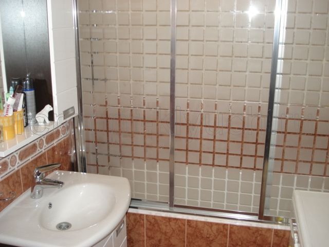 Вид устройства стеклянных раздвижных шторок для ванны, душа
