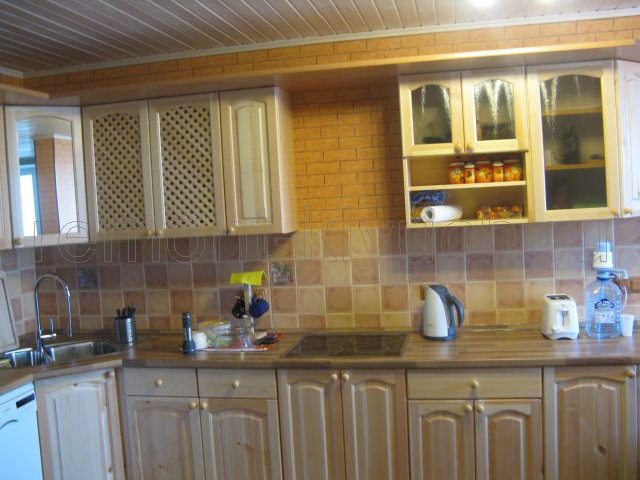 Кухня после ремонта: оклеянные стены кухни и короб для вентиляции виниловыми обоями с рисунком, устройство керамического фартука, установка кухонных шкафов, бытовой техники