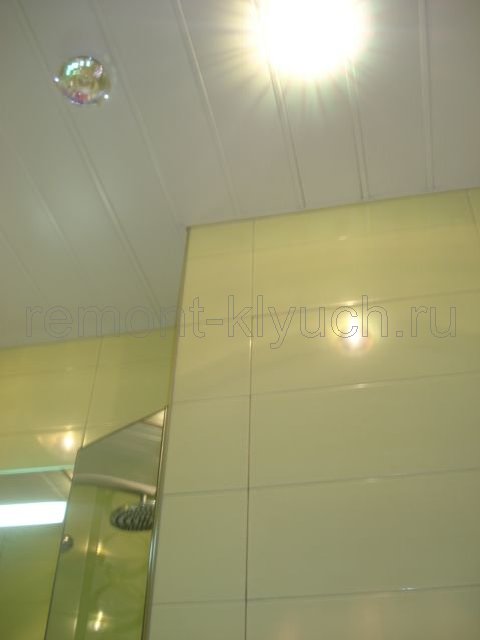 Установка реечного потолка с встроенными светильниками, облицовка стен ванной керамической плиткой с затиркой швов