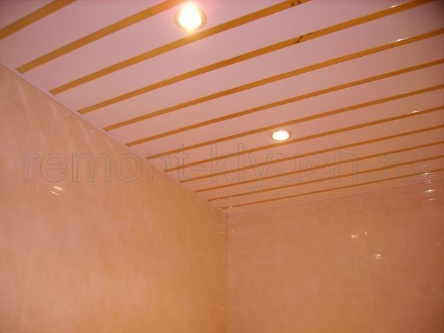 Готовый вид устройства реечного потолка с точечными светильниками в ванной комнате