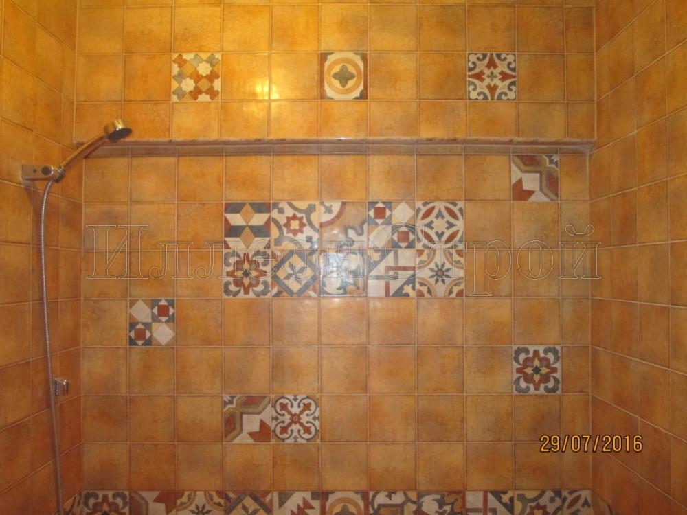 Устройство керамической плитки на стене в ванной ИллеонСтрой
