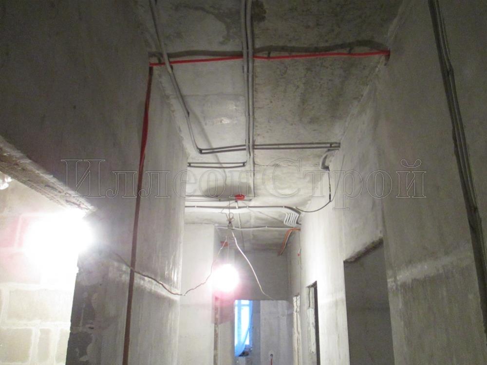 Электрическая разводка по потолку в коридоре ИллеонСтрой