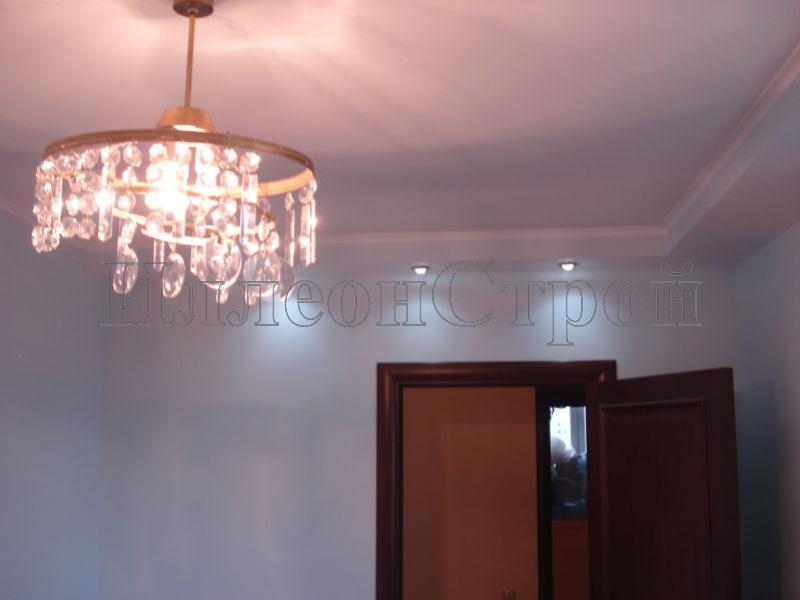 Установка точечных светильников в гипсокартоновые потолочные карнизы, штукатурка и покрытие потолков краской, установка люстры, межкомнатной двери с откосами