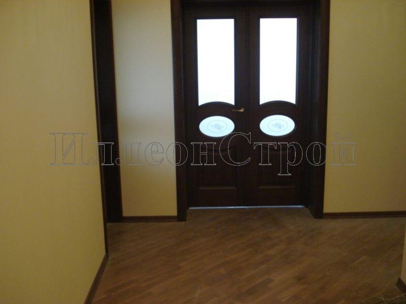 Фото установленных межкомнатных дверей с откосами и улоденного ламината с плинтусами