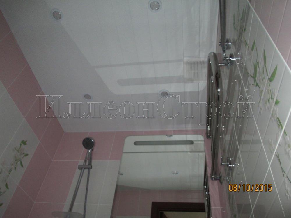 Установка реечного потолка со светильниками в ванной комнате ИллоенСтрой