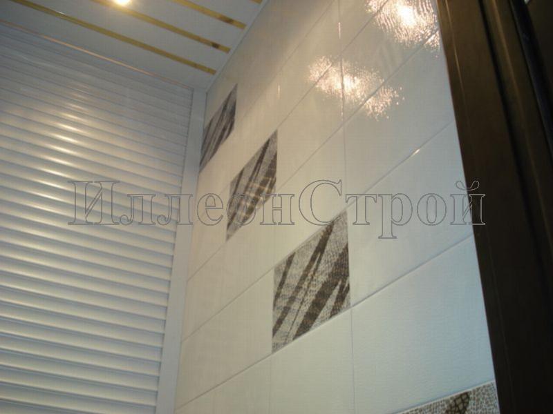 Облицовка стен туалета керамической плиткой с декором, затирка швов