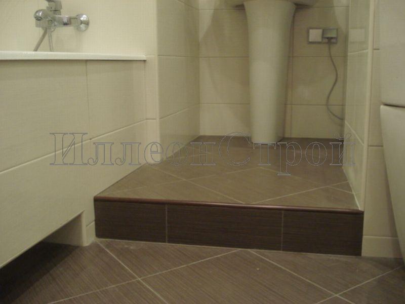 Общий вид уложенной напольной плитки, экрана для ванной выполненного в констрастной гамме и порожка-подиума