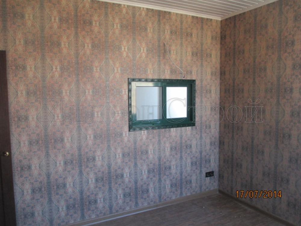 Оклейка стен виниловыми обоями в гостиной ИллеонСтрой